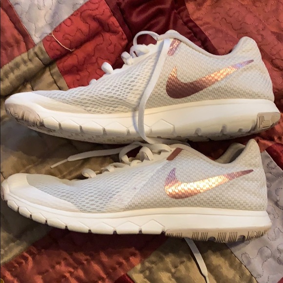 white nike shoes with rose gold swoosh